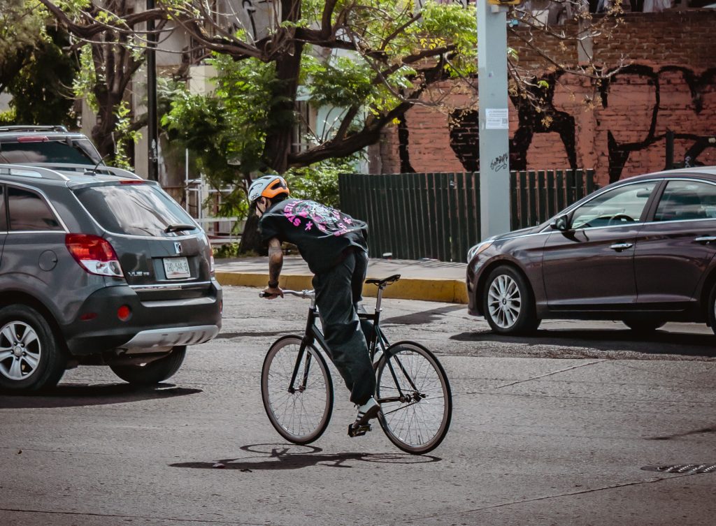 Fotografía de ciclista urbano en fixie por Esteban Muñoz Mendoza en León Guanajuato
