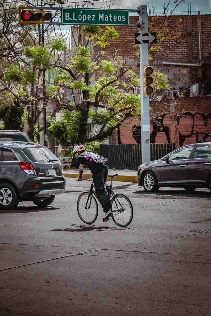 Fotografía de ciclista urbano en fixie por Esteban Muñoz Mendoza en León Guanajuato