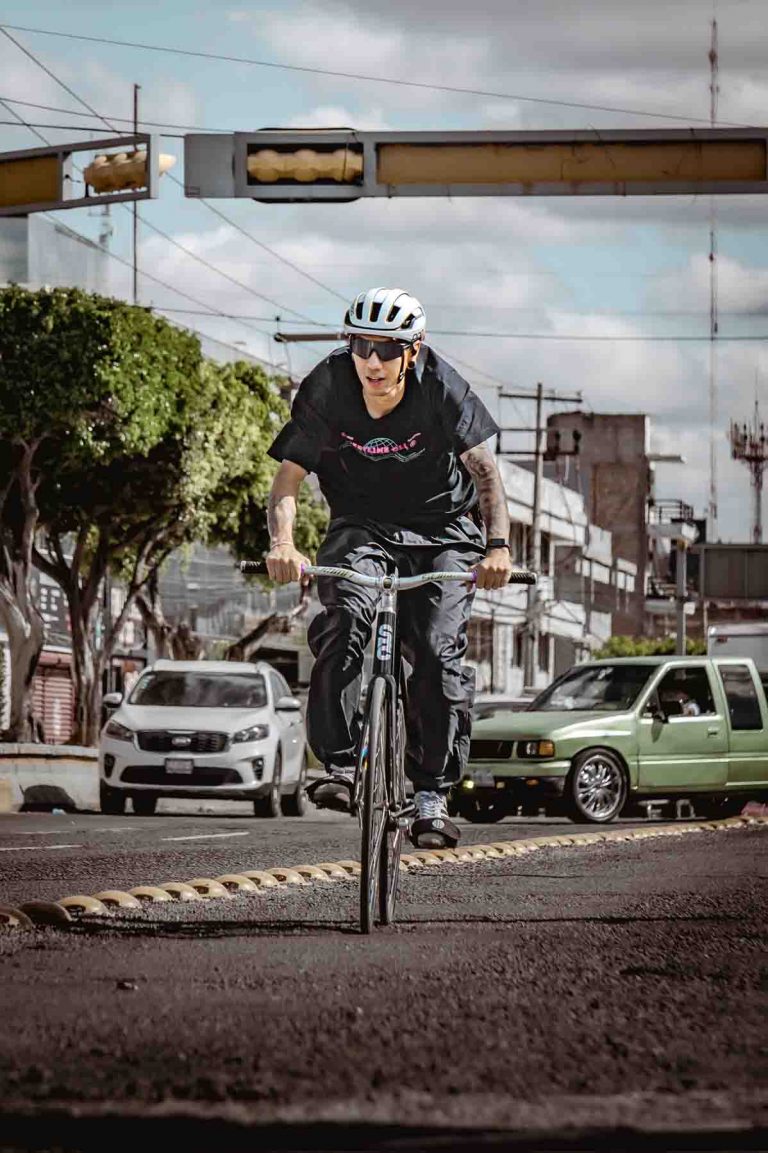 Fotografía de ciclista urbano en fixie por Esteban Muñoz Mendoza en León Guanajuato