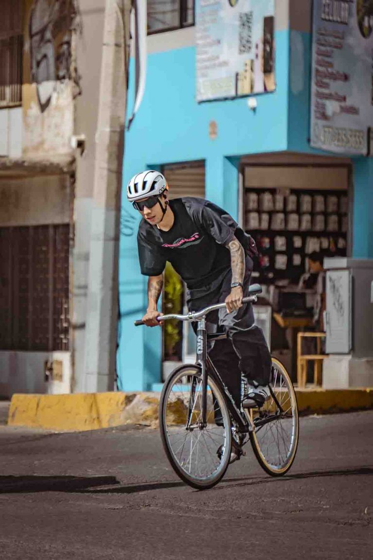 Fotografía de ciclista urbano en fixie por Esteban Muñoz Mendoza en León Guanajuato