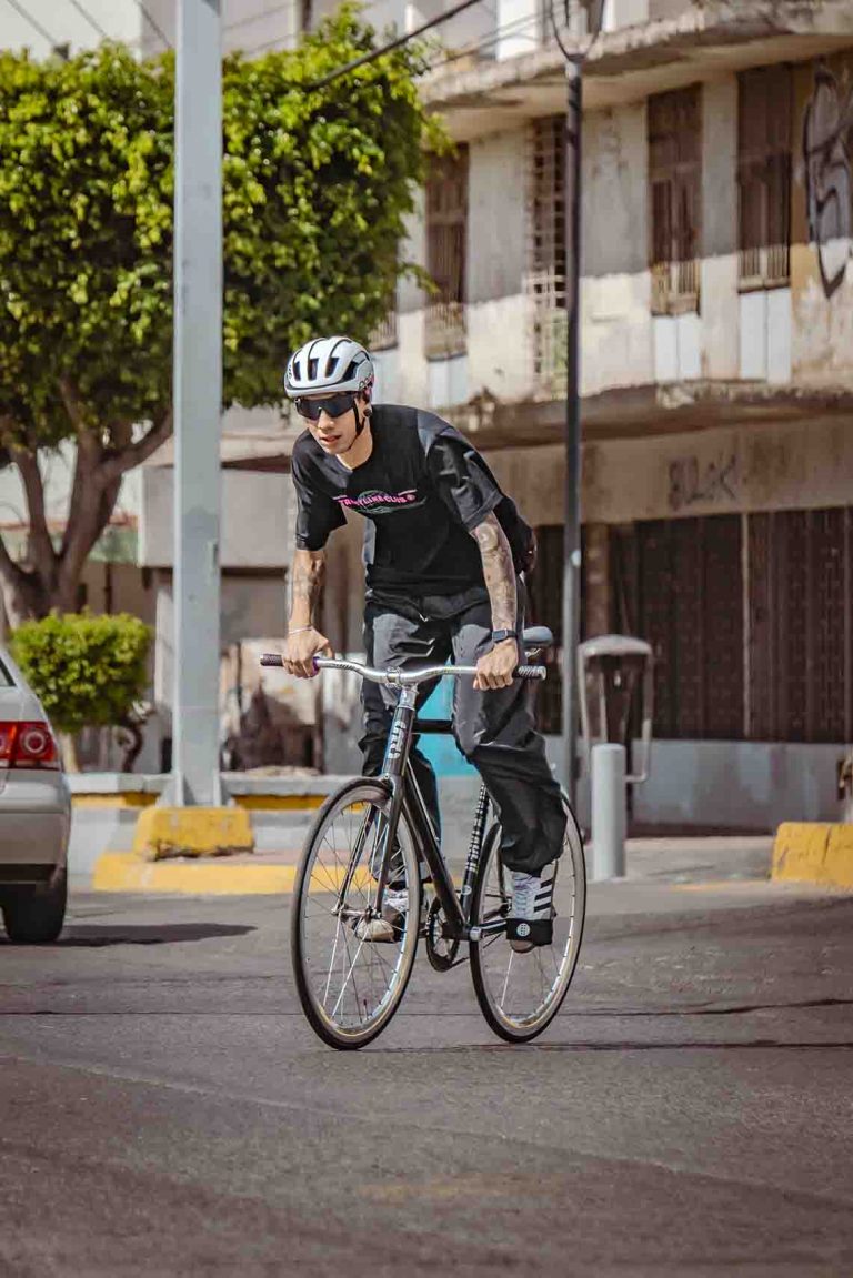 Fotografía de ciclista urbano en fixie por Esteban Muñoz Mendoza en León Guanajuato