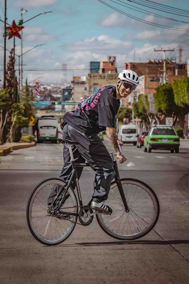 Fotografía de ciclista urbano en fixie por Esteban Muñoz Mendoza en León Guanajuato