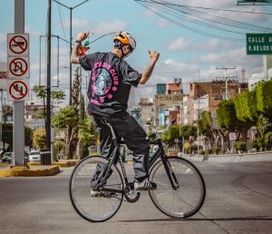 Fotografía de ciclista urbano en fixie por Esteban Muñoz Mendoza en León Guanajuato