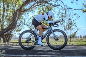 Sara Röel, campeona nacional de contrarreloj, entrenando en carretera