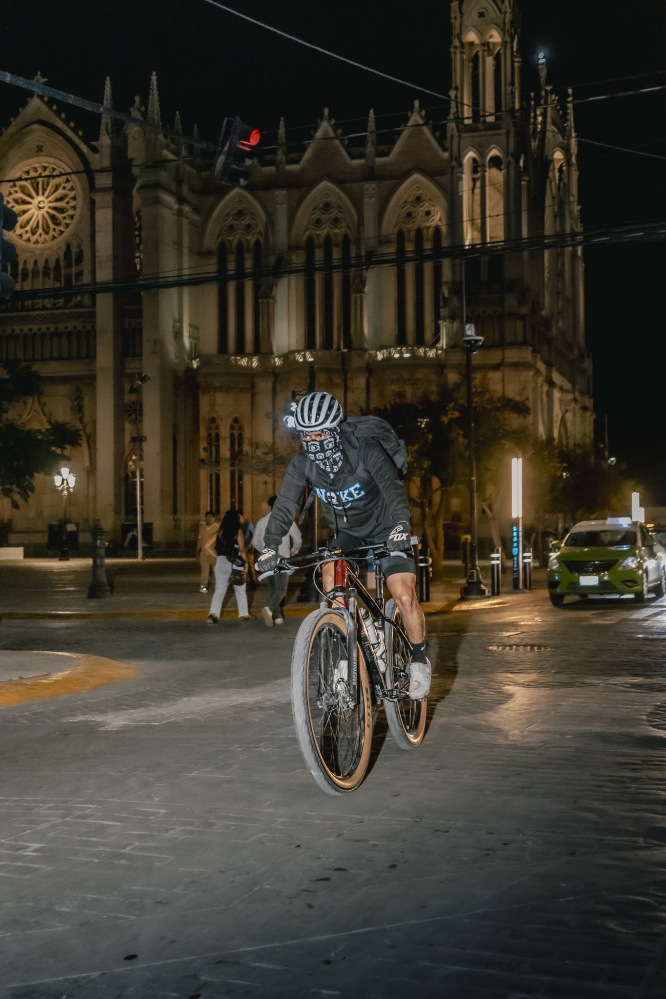 Ciclista urbano, foto nocturna