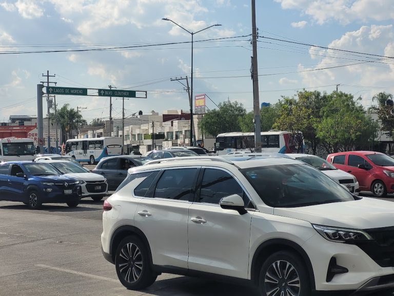 Autos detenidos en una avenida de León Guanajuato, crónica del colapso vial y la crisis de movilidad
