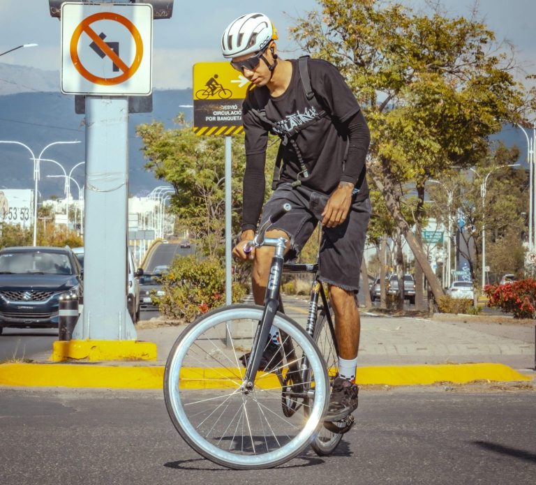 Josué Araujo, ciclista de piñón fijo, posando con su bici fixie en las calles de León Guanajuato